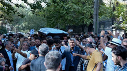 روزنامه اصولگرا: بسیاری از اهالی سینما و روشنفکران چون نان به نرخ روز می خورند، در مراسم تشییع ناصر تقوایی شرکت نکردند