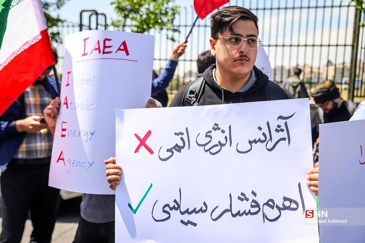 تجمع اعتراضی مقابل سازمان انرژی اتمی همزمان با حضور گروسی در تهران