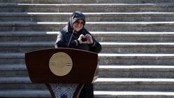 خانم سخنگو! میشه پسر و عروس تون برای من هم فیلترشکن نصب کنن؟/کاریکاتور