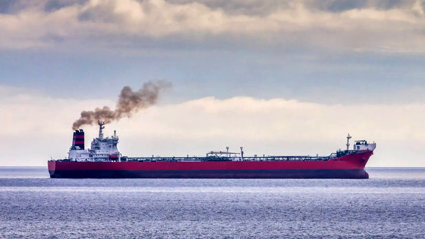 توقیف یک کشتی نفتکش حامل ۶ میلیون لیتر گازوئیل قاچاق در سواحل دریای عمان