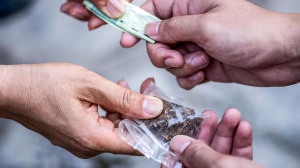 خروج ۹۰ بسته مواد مخدر از معده و روده یک بیمار 