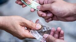خروج ۹۰ بسته مواد مخدر از معده و روده یک بیمار 