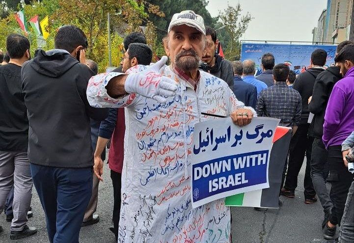 عکسی از مرد کفن پوش در راهپیمایی ۱۳ آبان