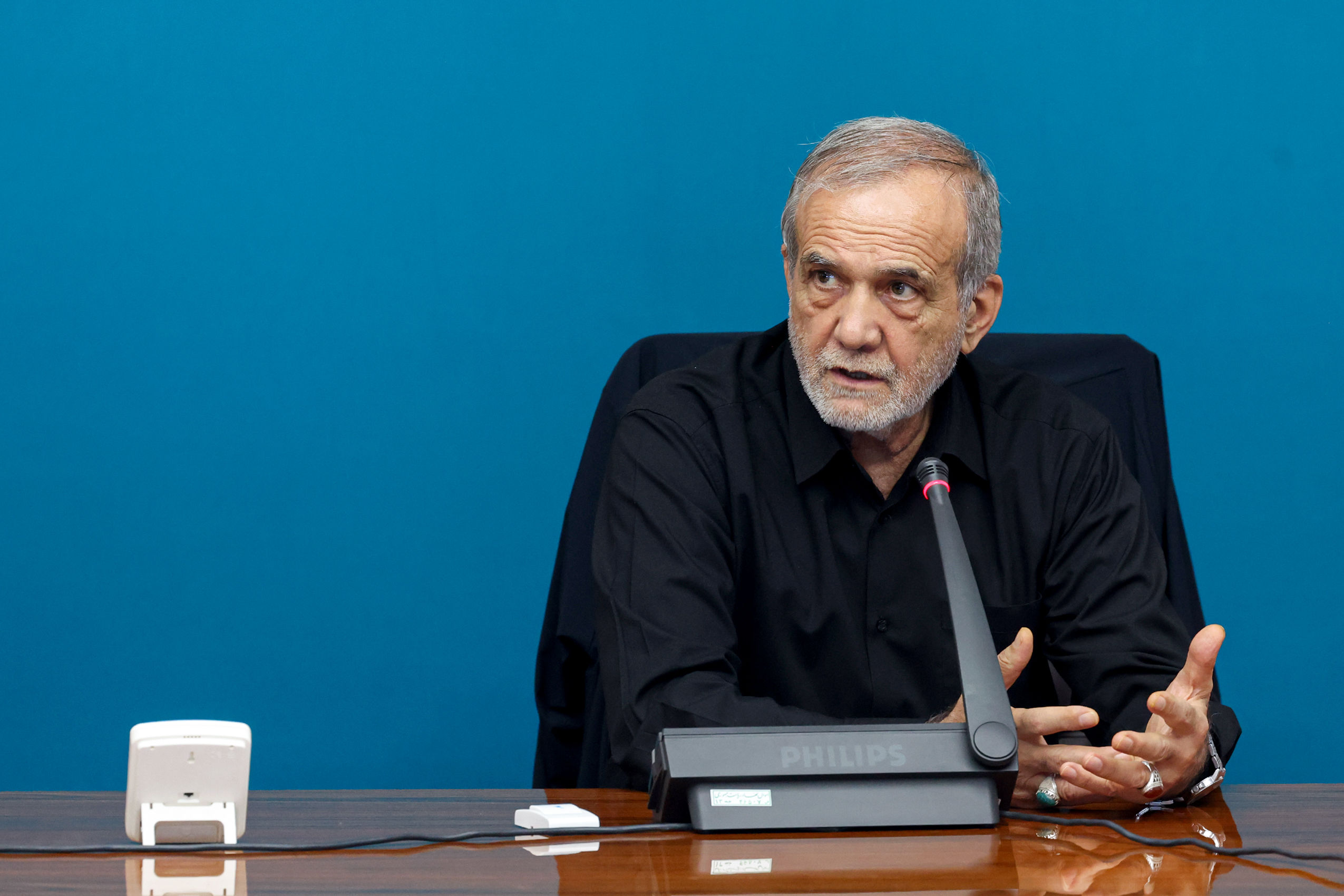 پزشکیان: در زمان جنگ دختران بیحجاب پلاکارد جانم فدای رهبر در دست میگرفتند/ حتی کسانی که زندانشان کرده بودیم پای ایران ایستادند