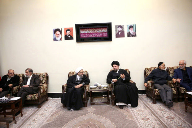 گزارشی از متن و حاشیه حضور اعضای مجمع تشخیص مصلحت نظام در حرم امام؟ احمدی نژاد پای سخنرانی آملی لاریجانی نماند و رفت