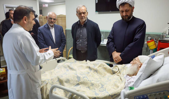 رئیس‌جمهور از آیت‌الله نوری همدانی عیادت کرد