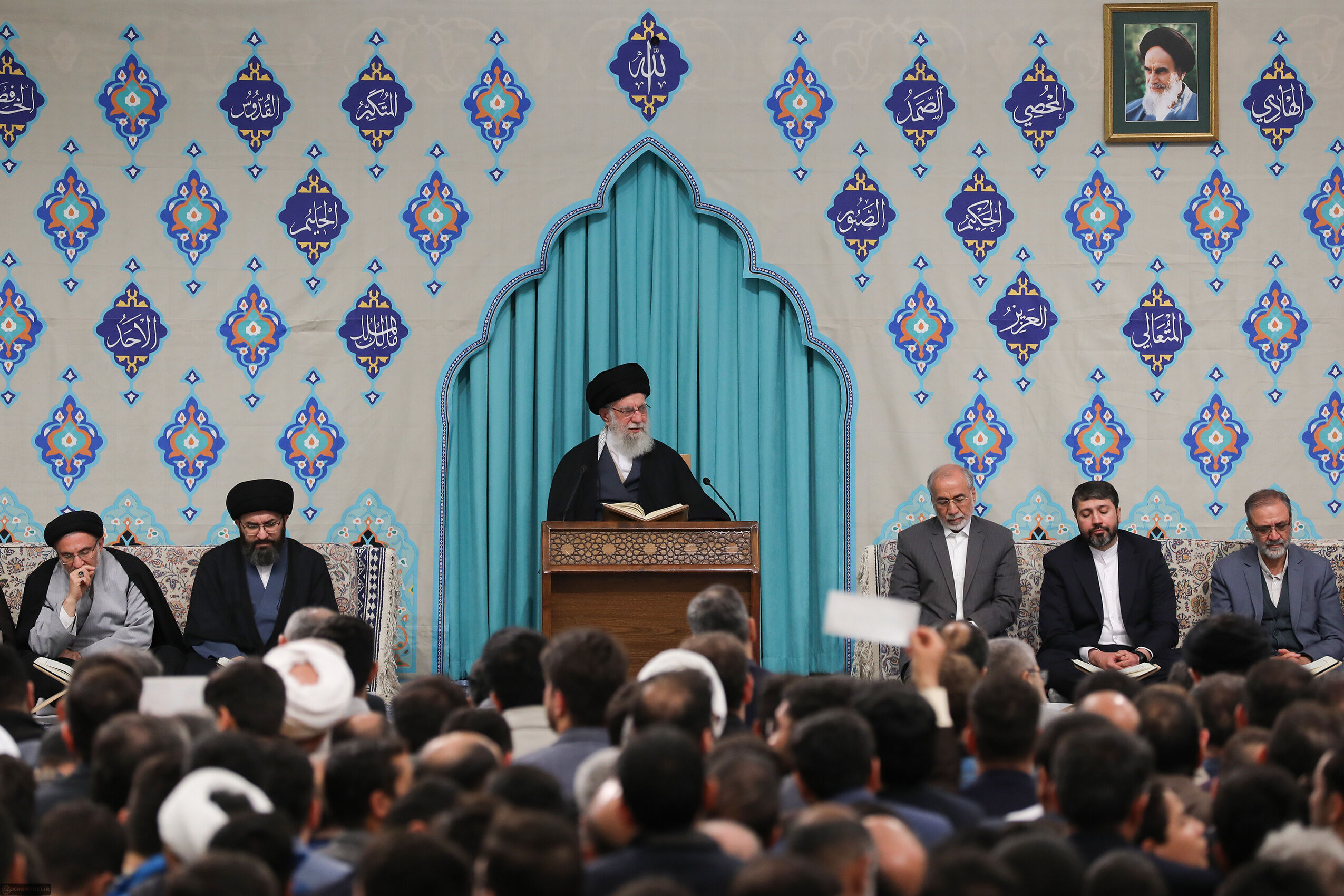 این جور جلسات حال آقا را خوب می‌کرد