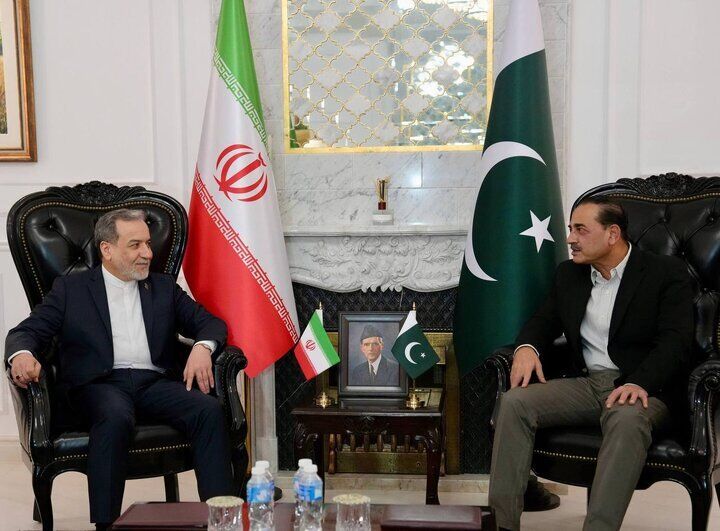 دیدار و گفت‌وگوی عراقچی با فرمانده ارتش پاکستان