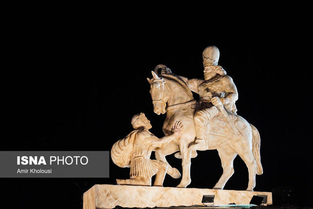 از مغایرت‌های تاریخی تا ایرادهای شکلی مجسمه‌ «زانو زدن والریانوس»/ باید دید مانع‌تراشی‌ها در روز کوروش متوقف می‌شود؟