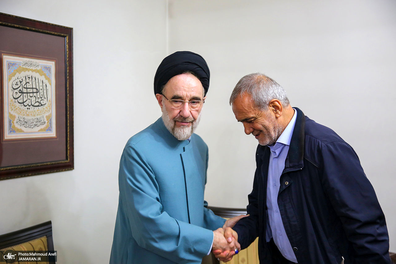 عیادت رئیس جمهور از سیدمحمد خاتمی