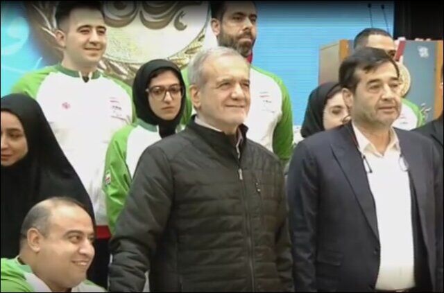 عکس | قاب یادگاری قهرمانان المپیکی با رییس‌جمهور و وزیر ورزش و جوانان