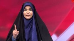 عکس | خبرنگار آمریکایی با سحر امامی مقابل ساختمان شیشه‌ای عکس یادگاری گرفت