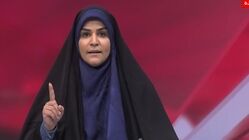 عکس | خبرنگار آمریکایی با سحر امامی مقابل ساختمان شیشه‌ای عکس یادگاری گرفت