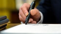 آکسیوس: ترامپ شاید هرگز دستور حمله به ایران را صادر نکند