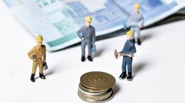 یک کارگر ایرانی باید حدود دو ساعت کار کند تا بتواند تنها یک دلار آمریکا تهیه کند