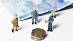 یک کارگر ایرانی باید حدود دو ساعت کار کند تا بتواند تنها یک دلار آمریکا تهیه کند