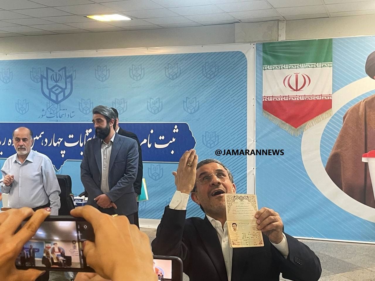 ژست‌های عجیب محمود احمدی نژاد در برابر خبرنگاران