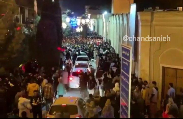تصاویر هجوم عجیب مردم به کلیسای وانک؛ ورودی کلیسا آسیب دید!