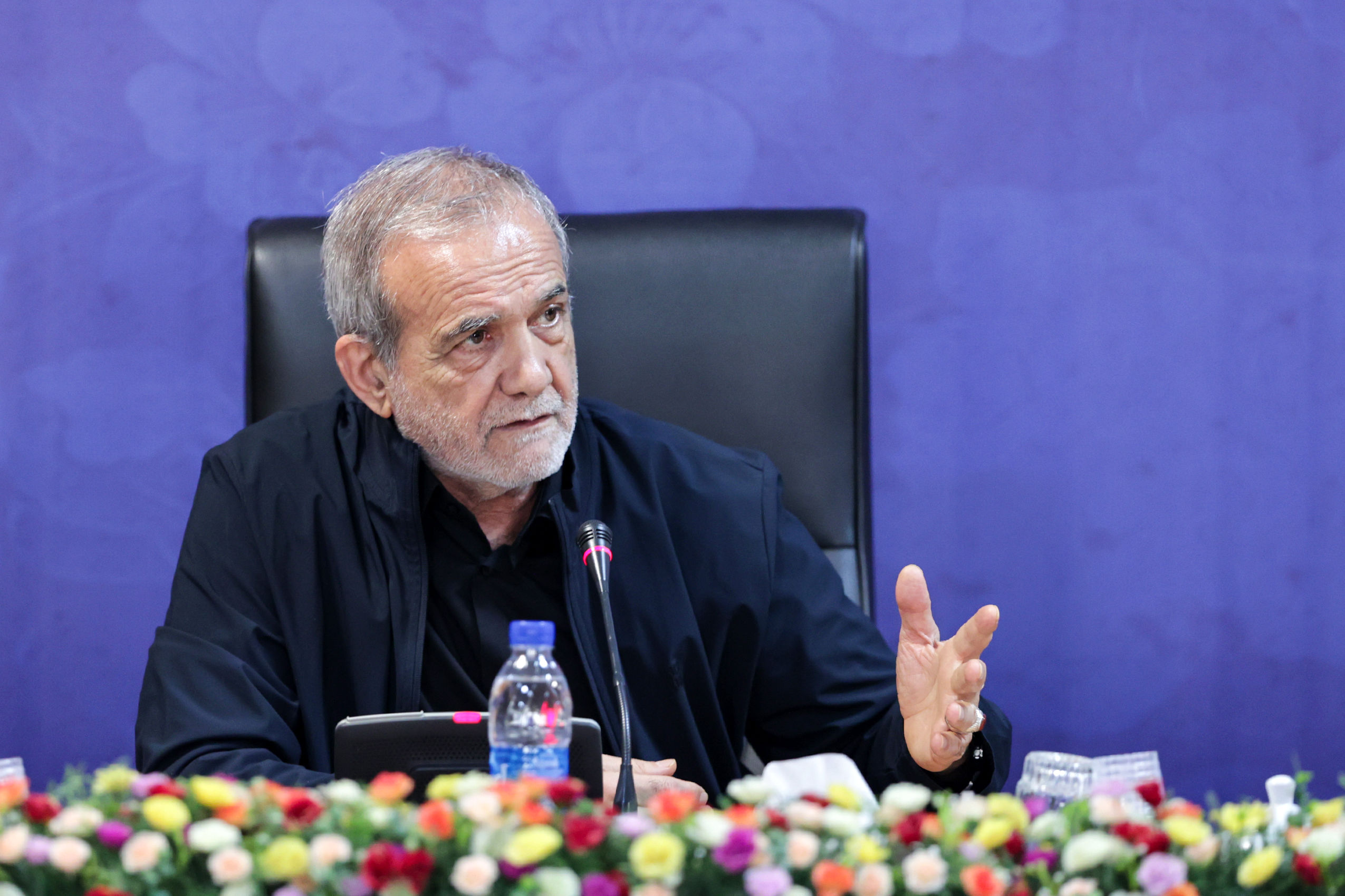 پزشکیان: به کسی که چهار برابر بنزین مصرف می کند چرا باید یارانه بدهیم؟/ بدون رضایت و هماهنگی با رهبری، هیچ کاری نخواهیم کرد