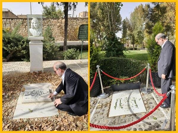 سرپرست معاونت هنری ارشاد بر مزار شجریان و اخوان حاضر شد