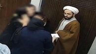 روحانی درمانگاه قم درحال بازی با موبایل بود