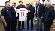 پیراهن شماره ۱۲ تیم‌ملی به رییس جمهور اهدا شد