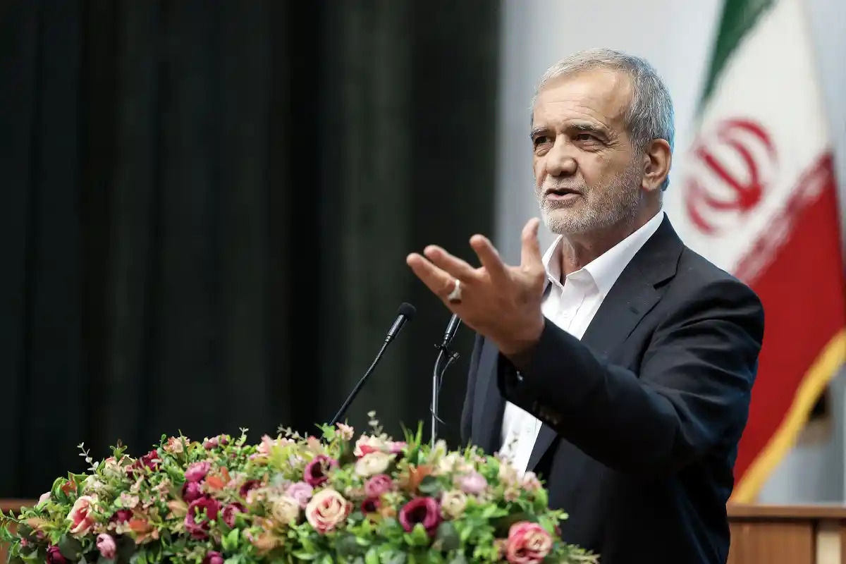 پزشکیان: در دنیا ساختمان ۹۰ طبقه را ۹ ماهه میسازند ما ساختمان دو طبقه را ۱۰ ساله میسازیم. چرا باید این را بپذیریم؟