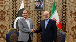 قالیباف در دیدار فرمانده ارتش پاکستان: ما در حال مذاکره بودیم که آمریکا جنگ براه انداخت و حالا می گوید برای پایانش مذاکره کنیم