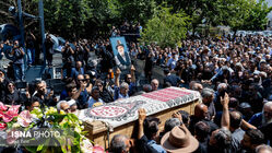 سلفی با تشییع پیکر اکبر عبدی!