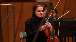 یک زن ارکستر تهران را رهبری کرد